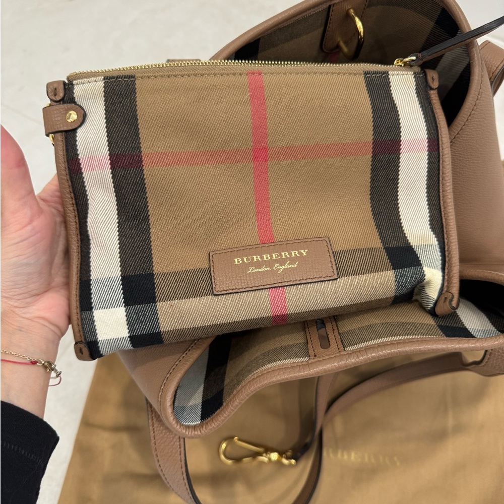 Burberry DERBY LEATHER MEDIUM HONEYBROOK TOTE - Picture 15 of 16